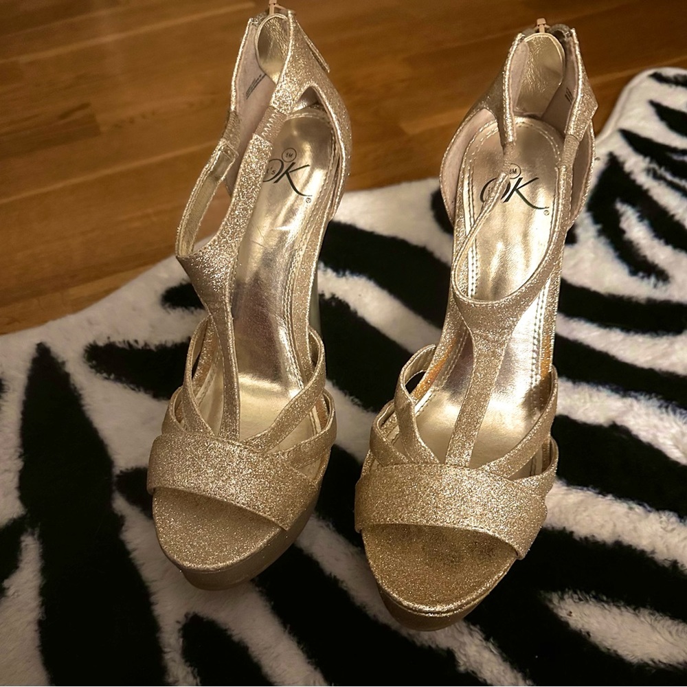 NWOT Glittery Gold Heels